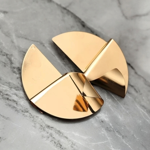 🆕️ Geometric Gold Plated Statement Earrings - Bold & Modern Fashion Design ✨ - Picture 7 of 11
